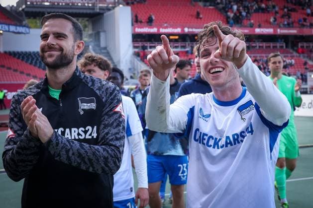 Final celebration of the Hertha BSC team after the 0 3 away win, with Leon Jensen 5 Hertha BSC Berlin , 1 FC Nuernberg vs Hertha BSC Berlin, DFL, 2 Bundesliga, Saison 2025 2026, Max Morlock Stadion, Hinrunde, 7 Spieltag, 28 09 2025 DFB regulations prohibit any use of photographs as image sequences and or quasi video Nuernberg Bayern Germany Copyright: xkolbert-press MartinxAgüerax