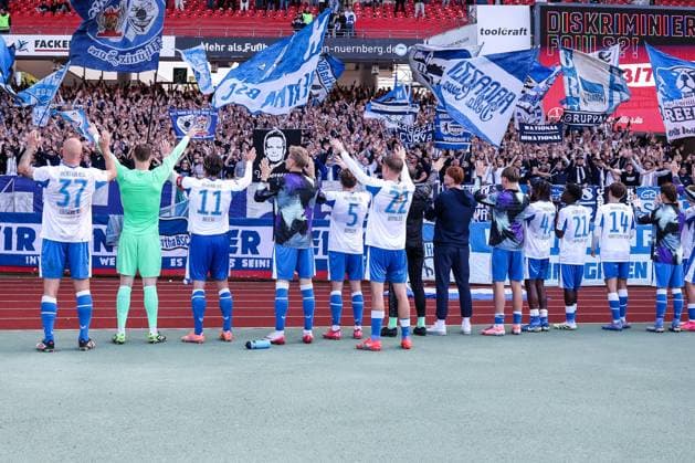 The Hertha BSC team with their fans, joy, jubilation, emotion, 1 FC Nuernberg vs Hertha BSC Berlin, DFL, 2 Bundesliga, Season 2025 2026, Max Morlock Stadion, Hinrunde, 7 Spieltag, 28 09 2025 DFB regulations prohibit any use of photographs as image sequences and or quasi video Nuernberg Bayern Germany Copyright: xkolbert-press MartinxAgüerax
