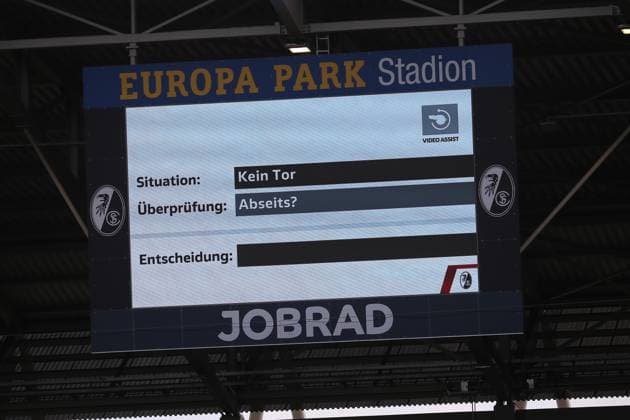 28 09 2025, xmohx, Soccer 1 Bundesliga, SC Freiburg TSG Hoffenheim v l VAR on the scoreboard DFL DFB REGULATIONS PROHIBIT ANY USE OF PHOTOGRAPHS as IMAGE SEQUENCES and or QUASI VIDEO Freiburg