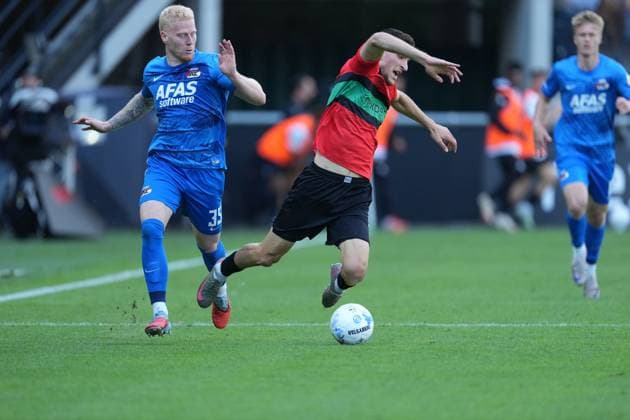 NIJMEGEN - Mexx Meerdink of AZ and Ahmetcan Kaplan of NEC (left) during the Dutch Eredivisie match between NEC Nijmegen and AZ at De Goffert on September 28, 2025, in Nijmegen, Netherlands. ANP RENE BOUWMAN Eredivisie 2025 26 xVIxANPxSportx xxANPxIVx 537734933 originalFilename: 537734933.jpg
