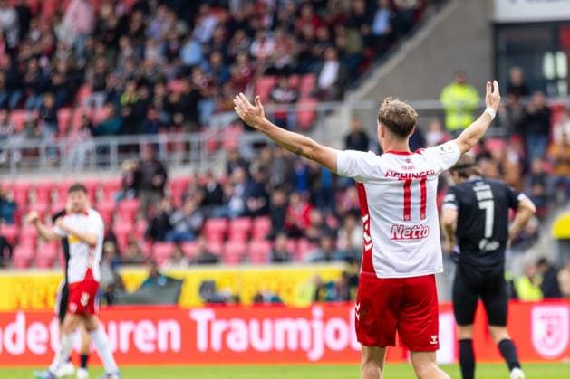 28 09 2025, Soccer, GER, Season, 3 Liga, Season 2025 2026, Matchday 8, SSV Jahn Regensburg SC Verl Cheering after the final whistle at Noel Eichinger Regensburg DFL REGULATIONS PROHIBIT ANY USE OF PHOTOGRAPHS AS IMAGE SEQUENCES AND OR QUASI VIDEO