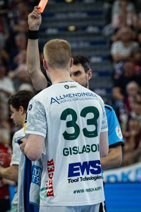 DAIKIN HBL SG Flensburg Handewitt vs FRISCH AUF Göppingen 28 09 25 Red card against Ymir Örn Gislason No 33, Frisch auf Göppingen DAIKIN HBL SG Flensburg Handewitt vs FRISCH AUF Göppingen, GP JOULE Arena on 28 09 25 Copyright: xBEAUTIFULxSPORTS MarioxM.xKobergx