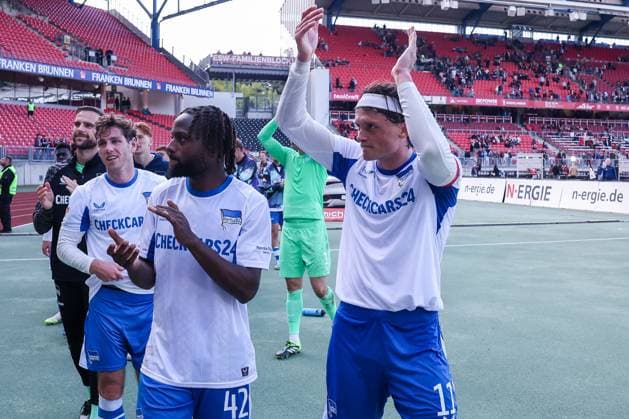 Final cheer of the Hertha BSC team, with Deyovaisio Zeefuik 42 Hertha BSC Berlin , Tjark Ernst 1 Hertha BSC Berlin and Fabian Reese 11 Hertha BSC Berlin , 1 FC Nuernberg vs Hertha BSC Berlin, DFL, 2 Bundesliga, Saison 2025 2026, Max Morlock Stadion, Hinrunde, 7 Spieltag, 28 09 2025 DFB regulations prohibit any use of photographs as image sequences and or quasi video Nuernberg Bayern Germany Copyright: xkolbert-press MartinxAgüerax