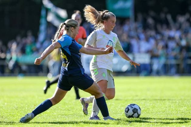 from left Nele Schwedler SC Victoria Hamburg, 24 and Ricarda Walkling SV Werder Bremen, 13 in a duel, dynamic, action, action, game scene, THE DFB REGULATIONS PROHIBIT ANY USE OF PHOTOGRAPHS AS IMAGE SEQUENCES AND OR QUASI VIDEO , 28 09 2025, Hamburg Germany , Football, DFB Cup Women, SC Victoria Hamburg SV Werder Bremen xobx