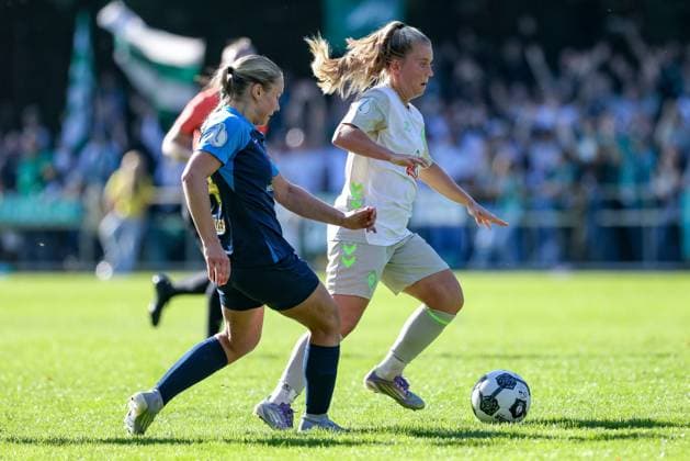 from left Nele Schwedler SC Victoria Hamburg, 24 and Ricarda Walkling SV Werder Bremen, 13 in a duel, dynamic, action, action, game scene, THE DFB REGULATIONS PROHIBIT ANY USE OF PHOTOGRAPHS AS IMAGE SEQUENCES AND OR QUASI VIDEO , 28 09 2025, Hamburg Germany , Football, DFB Cup Women, SC Victoria Hamburg SV Werder Bremen xobx