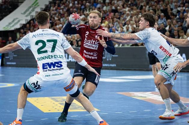 DAIKIN HBL SG Flensburg Handewitt vs FRISCH AUF Göppingen 28 09 25 Simon Pytlick Nr 02, SG Flensburg Handewitt in attack DAIKIN HBL SG Flensburg Handewitt vs FRISCH AUF Göppingen, GP JOULE Arena on 28 09 25 Copyright: xBEAUTIFULxSPORTS MarioxM.xKobergx