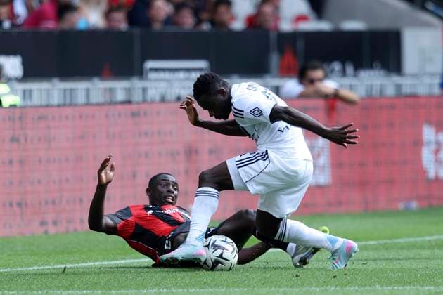 OGC Nice v Paris FC - Ligue 1 McDonald s 2025 2026 Antoine Mendy of OGC Nice and Moses Simon of Paris FC challenge during the Ligue 1 McDonald s match between OGC Nice and Paris FC at Allianz Riviera on September 28, 2025 in Nice, France. Nice Allianz Riviera South-Eastern France France Copyright: xNealxSimpson Sportsphoto APLx 14136373