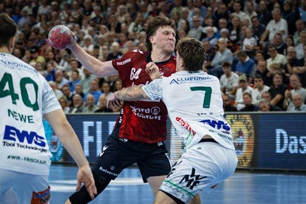 DAIKIN HBL SG Flensburg Handewitt vs FRISCH AUF Göppingen 28 09 25 Lasse Kjaer Møller Nr 64, SG Flensburg Handewitt vs Victor Klöve Nr 07, Frisch auf Göppingen DAIKIN HBL SG Flensburg Handewitt vs FRISCH AUF Göppingen, GP JOULE Arena on 28 09 25 Copyright: xBEAUTIFULxSPORTS MarioxM.xKobergx