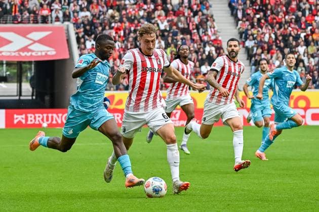 Bazoumana Toure TSG Hoffenheim, 29 , Patrick Osterhage SC Freiburg, 06 in a running duel for the ball GER, SC Freiburg TSG 1899 Hoffenheim, Football, Bundesliga, Matchday 5, Season 2025 2026, 28 09 2025 DFL DFB REGULATIONS PROHIBIT ANY USE OF PHOTOGRAPHS AS IMAGE SEQUENCES AND OR QUASI VIDEO GER, SC Freiburg TSG 1899 Hoffenheim, Football, Bundesliga, Matchday 5, Season 2025 2026, 28 09 2025 Freiburg Copyright: xEibner-Pressefoto ThomasxHessx EP_THS