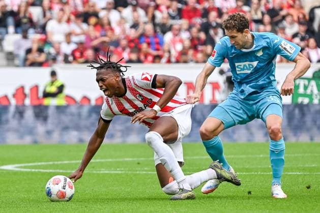 Jordy Makengo SC Freiburg, 33 is held by Arthur Chaves TSG Hoffenheim, 35 GER, SC Freiburg TSG 1899 Hoffenheim, Football, Bundesliga, Matchday 5, Season 2025 2026, 28 09 2025 DFL DFB REGULATIONS PROHIBIT ANY USE OF PHOTOGRAPHS AS IMAGE SEQUENCES AND OR QUASI VIDEO GER, SC Freiburg TSG 1899 Hoffenheim, Football, Bundesliga, Matchday 5, Season 2025 2026, 28 09 2025 Freiburg Copyright: xEibner-Pressefoto ThomasxHessx EP_THS