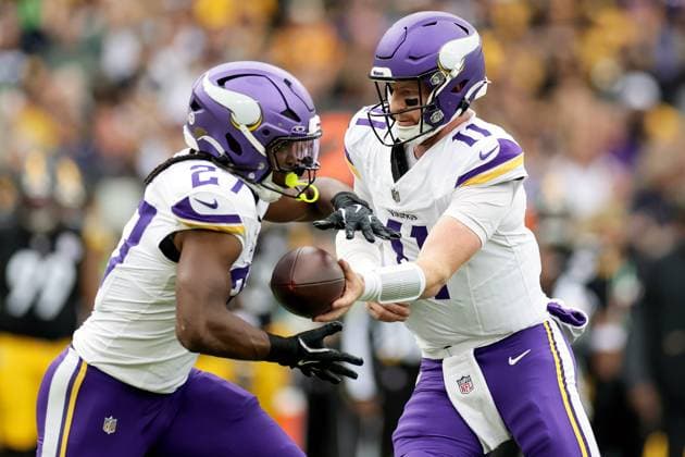 NFL, American Football Herren, USA Week 4, Croke Park, Dublin 28 9 2025 Pittsburgh Steelers vs Minnesota Vikings Minnesota Vikings Carson Wentz and Jordan Mason Carson Wentz and Jordan Mason 28 9 2025  Copyright: x INPHO LaszloxGeczox LG_010265