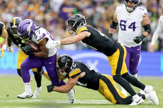 NFL, American Football Herren, USA Week 4, Croke Park, Dublin 28 9 2025 Pittsburgh Steelers vs Minnesota Vikings Minnesota Vikings Jordan Mason is tackled by T.J. Watt and Payton Wilson of the Pittsburgh Steelers Jordan Mason is tackled by T.J. Watt and Payton Wilson 28 9 2025  Copyright: x INPHO LaszloxGeczox LG_010472