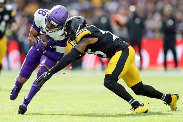 NFL, American Football Herren, USA Week 4, Croke Park, Dublin 28 9 2025 Pittsburgh Steelers vs Minnesota Vikings Minnesota Vikings Justin Jefferson is tackled by DeShon Elliott of the Pittsburgh Steelers Justin Jefferson is tackled by DeShon Elliott 28 9 2025  Copyright: x INPHO LaszloxGeczox LG_010515