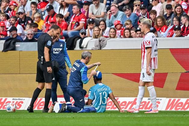 Bernardo TSG Hoffenheim, 13 with head injury and treatment on the pitch GER, SC Freiburg TSG 1899 Hoffenheim, Football, Bundesliga, Matchday 5, Season 2025 2026, 28 09 2025 DFL DFB REGULATIONS PROHIBIT ANY USE OF PHOTOGRAPHS AS IMAGE SEQUENCES AND OR QUASI VIDEO GER, SC Freiburg TSG 1899 Hoffenheim, Football, Bundesliga, Matchday 5, Season 2025 2026, 28 09 2025 Freiburg Copyright: xEibner-Pressefoto ThomasxHessx EP_THS