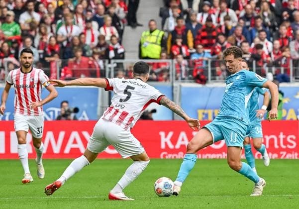 Fisnik Asllani TSG Hoffenheim, 11 on the ball and in a duel with Anthony Jung SC Freiburg, 05 GER, SC Freiburg TSG 1899 Hoffenheim, Football, Bundesliga, Matchday 5, Season 2025 2026, 28 09 2025 DFL DFB REGULATIONS PROHIBIT ANY USE OF PHOTOGRAPHS AS IMAGE SEQUENCES AND OR QUASI VIDEO GER, SC Freiburg TSG 1899 Hoffenheim, Football, Bundesliga, Matchday 5, Season 2025 2026, 28 09 2025 Freiburg Copyright: xEibner-Pressefoto ThomasxHessx EP_THS