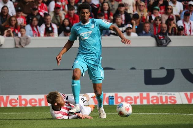 28 09 2025, xmohx, Soccer 1 Bundesliga, SC Freiburg TSG Hoffenheim v l Niklas Beste SC Freiburg Bernardo 1899 Hoffenheim Zweikampf, Aktion, action, battle for the ball DFL DFB REGULATIONS PROHIBIT ANY USE OF PHOTOGRAPHS as IMAGE SEQUENCES and or QUASI VIDEO Freiburg