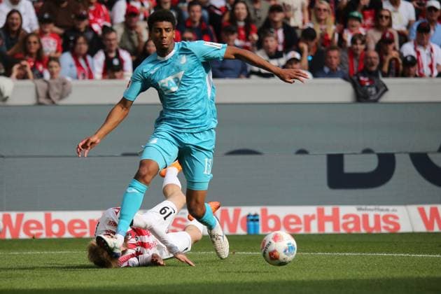 28 09 2025, xmohx, Soccer 1 Bundesliga, SC Freiburg TSG Hoffenheim v l Niklas Beste SC Freiburg Bernardo 1899 Hoffenheim Zweikampf, Aktion, action, battle for the ball DFL DFB REGULATIONS PROHIBIT ANY USE OF PHOTOGRAPHS as IMAGE SEQUENCES and or QUASI VIDEO Freiburg