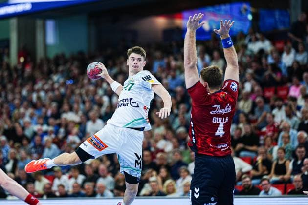 Throw Goal Oskar Sunnefeldt Frisch Auf Goeppingen, 27 , Johannes Golla SG Flensburg Handewitt, 04 GER, SG Flensburg Handewitt vs Frisch Auf Goeppingen, Handball, Bundesliga, Matchday 6, Season 2026 2026, 28 09 2025 GER, SG Flensburg Handewitt vs Frisch Auf Goeppingen, Handball, Bundesliga, Matchday 6, Season 2026 2026, 28 09 2025 Flensburg Copyright: xEibner-Pressefoto MarcelxvonxFehrnx EP_MFN