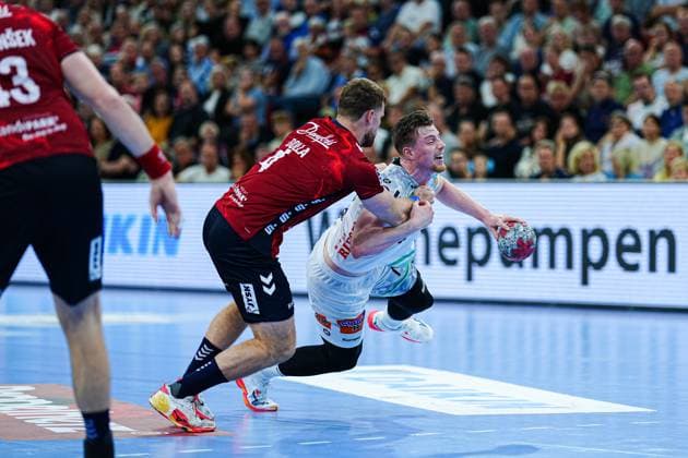 Johannes Golla SG Flensburg Handewitt, 04 , Erik Persson Frisch Auf Goeppingen, 22 GER, SG Flensburg Handewitt vs Frisch Auf Goeppingen, Handball, Bundesliga, Matchday 6, Season 2026 2026, 28 09 2025 GER, SG Flensburg Handewitt vs Frisch Auf Goeppingen, Handball, Bundesliga, Matchday 6, Season 2026 2026, 28 09 2025 Flensburg Copyright: xEibner-Pressefoto MarcelxvonxFehrnx EP_MFN