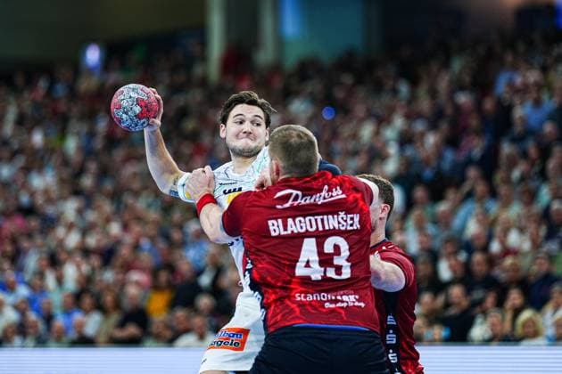 Throw Goal Ludvig Hallbaeck Frisch Auf Goeppingen, 20 , Blaz Blagotinsek SG Flensburg Handewitt, 43 GER, SG Flensburg Handewitt vs Frisch Auf Goeppingen, Handball, Bundesliga, Matchday 6, Season 2026 2026, 28 09 2025 GER, SG Flensburg Handewitt vs Frisch Auf Goeppingen, Handball, Bundesliga, Matchday 6, Season 2026 2026, 28 09 2025 Flensburg Copyright: xEibner-Pressefoto MarcelxvonxFehrnx EP_MFN