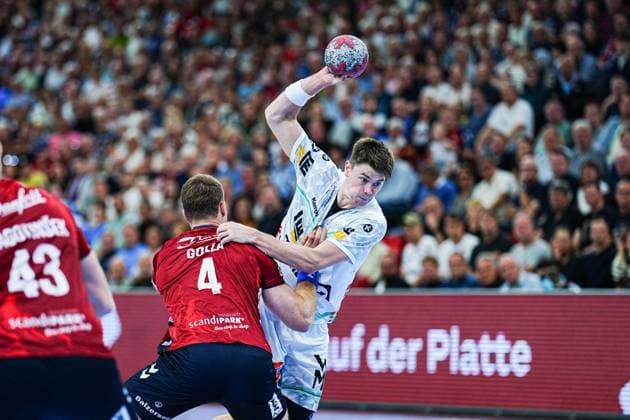 Johannes Golla SG Flensburg Handewitt, 04 , Oskar Sunnefeldt Frisch Auf Goeppingen, 27 GER, SG Flensburg Handewitt vs Frisch Auf Goeppingen, Handball, Bundesliga, Matchday 6, Season 2026 2026, 28 09 2025 GER, SG Flensburg Handewitt vs Frisch Auf Goeppingen, Handball, Bundesliga, Matchday 6, Season 2026 2026, 28 09 2025 Flensburg Copyright: xEibner-Pressefoto MarcelxvonxFehrnx EP_MFN
