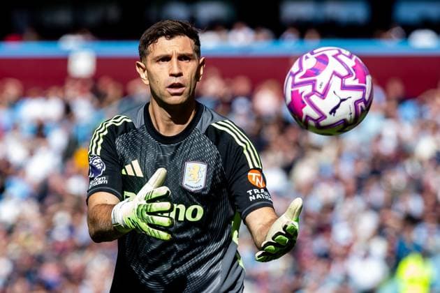 Aston Villa v Fulham Premier League 28 09 2025. Aston Villa goalkeeper Emiliano Martinez (23) gathers ball during the Premier League match between Aston Villa and Fulham at Villa Park, Birmingham, England on 28 September 2025. Birmingham Villa Park West Midlands England Editorial use only DataCo restrictions apply See www.football-dataco.com , Copyright: xManjitxNarotrax PSI-22936-0033