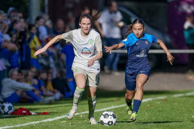 from left Reena Wichmann SV Werder Bremen, 6 and Thyra Korkmaz SC Victoria Hamburg, 21 in a duel, dynamic, action, action, game scene, THE DFB REGULATIONS PROHIBIT ANY USE OF PHOTOGRAPHS AS IMAGE SEQUENCES AND OR QUASI VIDEO , 28 09 2025, Hamburg Germany , Football, DFB Cup Women, SC Victoria Hamburg SV Werder Bremen xobx