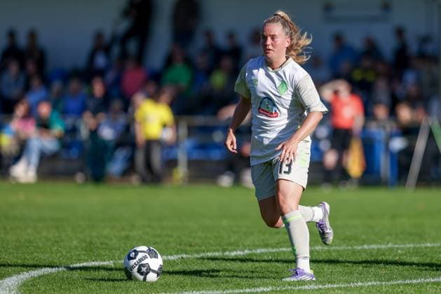 Ricarda Walkling SV Werder Bremen, 13 on the ball, cropped image, single image, full body, action, game scene, THE DFB REGULATIONS PROHIBIT ANY USE OF PHOTOGRAPHS AS IMAGE SEQUENCES AND OR QUASI VIDEO , 28 09 2025, Hamburg Germany , Football, DFB Cup Women, SC Victoria Hamburg SV Werder Bremen xobx