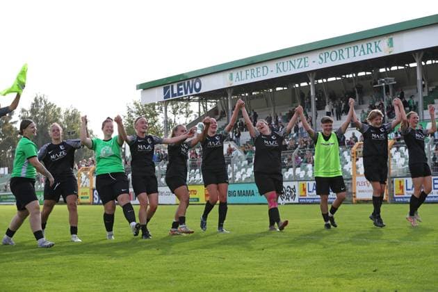 Soccer DFB Pokal Women BSG Chemie Leipzig vs FC Carl Zeiss Jena 28 09 2025 The team of Chemie Leipzig is celebrated for the courageous performance despite the 0 5 defeat Cheers, emotions Football, DFB Pokal Women, Season 2025 2026, 1 Round BSG Chemie Leipzig vs FC Carl Zeiss Jena on 28 09 2025 at Alfred Kunze Sportpark, Leipzig Leutzsch Copyright: xBEAUTIFULxSPORTS JanxKaeferx