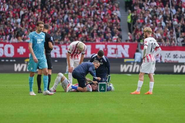 1 Bundesliga SC Freiburg vs TSG 1899 Hoffenheim, 28 09 2025 After the header duel between Bernardo TSG Hoffenheim, 13 and Lukas Kübler SC Freiburg, 17 , both lie on the ground 1 Bundesliga SC Freiburg vs TSG 1899 Hoffenheim, Europa Park Stadion, 28 09 2025 DFB DFL REGULATIONS PROHIBIT ANY USE OF PHOTOGRAPHS AS IMAGE SEQUENCES AND OR QUASI VIDEO Copyright: xBEAUTIFULxSPORTS Boscox
