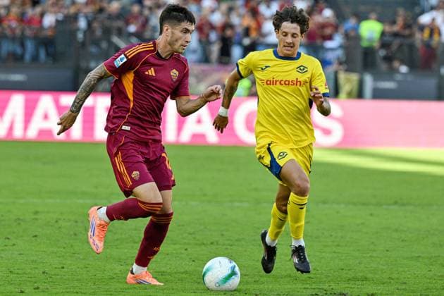 28th September 2025, Stadio Olimpico, Rome, Italy; Serie A Football; Roma versus Hellas Verona; Matias Soule of AS Roma under pressure from Domagoj Bradaric of Hellas Verona  AllShotLive