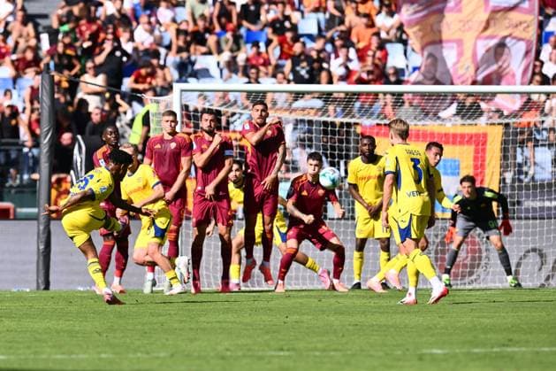 AS Roma v Hellas Verona FC - Serie A Emmanuel Orban of Hellas Verona F.C. is in action during the 5th day of the Serie A Championship between A.S. Roma and Hellas Verona F.C. at the Olympic Stadium in Rome, Italy, on September 28, 2025. Rome Italy Italy  Copyright: xDomenicoxCippitellix originalFilename:cippitelli-asromahe250928_npLUP.jpg