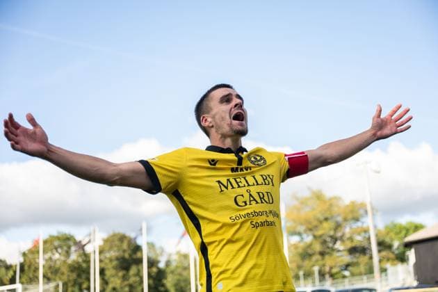 250928 Mjällbys Jesper Gustavsson cheers after the football match in Allsvenskan between Brommapojkarna and Mjällby on September 28, 2025 in Stockholm  Copyright: EMMAxWALLSKOG BB250928EW065