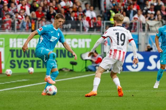 Alexander Prass TSG Hoffenheim, 22 and Niklas Beste SC Freiburg, 19 fighting for the ball , Germany, Soccer, 1 Bundesliga, Matchday 5, 2025 2026, SC Freiburg vs TSG 1899 Hoffenheim, 28 09 2025, Europa Park Stadion, Freiburg im Breisgau, Germany Freiburg im Breisgau Europa Park Stadion Baden Württemberg Germany Copyright: xGrantxHubbsx