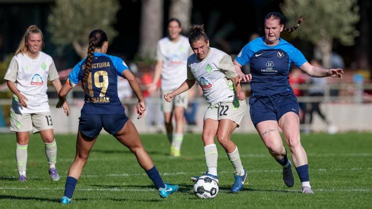 from left Amira Mobarak SC Victoria Hamburg, 19 , Rieke Dieckmann SV Werder Bremen, 22 and Jana Bothmann SC Victoria Hamburg, 36 in duel, duel, dynamics, action, action scene, THE DFB REGULATIONS PROHIBIT ANY USE OF PHOTOGRAPHS AS IMAGE SEQUENCES AND OR QUASI VIDEO , 28 09 2025, Hamburg Germany , Football, DFB Cup Women, SC Victoria Hamburg SV Werder Bremen xobx
