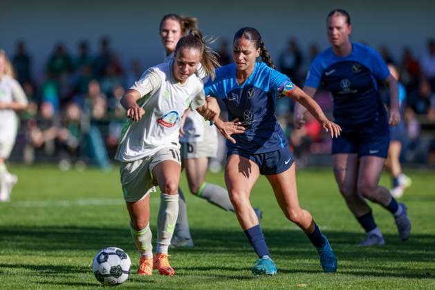 from left Maja Sternad SV Werder Bremen, 11 and Amira Mobarak SC Victoria Hamburg, 19 in a duel, dynamic, action, action, game scene, THE DFB REGULATIONS PROHIBIT ANY USE OF PHOTOGRAPHS AS IMAGE SEQUENCES AND OR QUASI VIDEO , 28 09 2025, Hamburg Germany , Football, DFB Cup Women, SC Victoria Hamburg SV Werder Bremen xobx