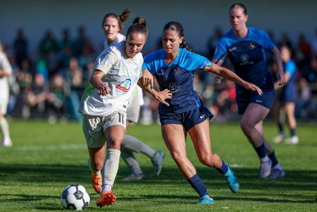 from left Maja Sternad SV Werder Bremen, 11 and Amira Mobarak SC Victoria Hamburg, 19 in a duel, dynamic, action, action, game scene, THE DFB REGULATIONS PROHIBIT ANY USE OF PHOTOGRAPHS AS IMAGE SEQUENCES AND OR QUASI VIDEO , 28 09 2025, Hamburg Germany , Football, DFB Cup Women, SC Victoria Hamburg SV Werder Bremen xobx