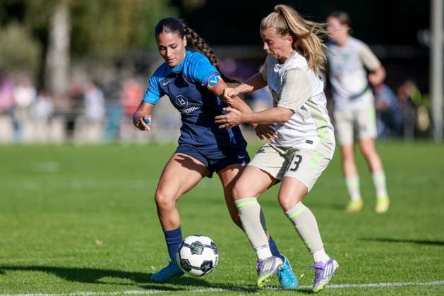 v.li.: Amira Mobarak (SC Victoria Hamburg, 19) und Ricarda Walkling (SV Werder Bremen, 13) im Zweikampf, Duell, Dynamik, Aktion, Action, Spielszene, DIE DFB-RICHTLINIEN UNTERSAGEN JEGLICHE NUTZUNG VON FOTOS ALS SEQUENZBILDER UND ODER VIDEOÄHNLICHE FOTOSTRECKEN. DFB REGULATIONS PROHIBIT ANY USE OF PHOTOGRAPHS AS IMAGE SEQUENCES AND OR QUASI-VIDEO., 28.09.2025, Hamburg (Deutschland), Fussball, DFB-Pokal Frauen, SC Victoria Hamburg - SV Werder Bremen xobx
