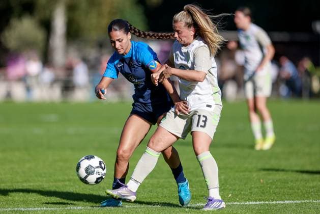 v.li.: Amira Mobarak (SC Victoria Hamburg, 19) und Ricarda Walkling (SV Werder Bremen, 13) im Zweikampf, Duell, Dynamik, Aktion, Action, Spielszene, DIE DFB-RICHTLINIEN UNTERSAGEN JEGLICHE NUTZUNG VON FOTOS ALS SEQUENZBILDER UND ODER VIDEOÄHNLICHE FOTOSTRECKEN. DFB REGULATIONS PROHIBIT ANY USE OF PHOTOGRAPHS AS IMAGE SEQUENCES AND OR QUASI-VIDEO., 28.09.2025, Hamburg (Deutschland), Fussball, DFB-Pokal Frauen, SC Victoria Hamburg - SV Werder Bremen xobx