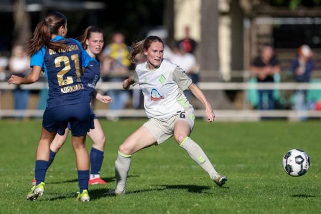 v.li.: Thyra Korkmaz (SC Victoria Hamburg, 21) und Reena Wichmann (SV Werder Bremen, 6) im Zweikampf, Duell, Dynamik, Aktion, Action, Spielszene, DIE DFB-RICHTLINIEN UNTERSAGEN JEGLICHE NUTZUNG VON FOTOS ALS SEQUENZBILDER UND ODER VIDEOÄHNLICHE FOTOSTRECKEN. DFB REGULATIONS PROHIBIT ANY USE OF PHOTOGRAPHS AS IMAGE SEQUENCES AND OR QUASI-VIDEO., 28.09.2025, Hamburg (Deutschland), Fussball, DFB-Pokal Frauen, SC Victoria Hamburg - SV Werder Bremen xobx