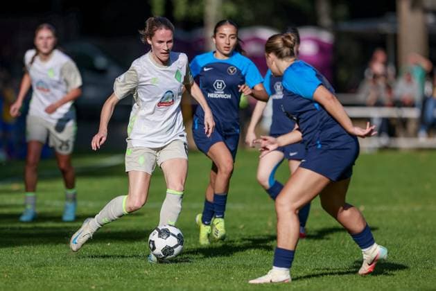 Reena Wichmann (SV Werder Bremen, 6) am Ball, Einzelbild, Ganzkörper, Aktion, Action, Spielszene, DIE DFB-RICHTLINIEN UNTERSAGEN JEGLICHE NUTZUNG VON FOTOS ALS SEQUENZBILDER UND ODER VIDEOÄHNLICHE FOTOSTRECKEN. DFB REGULATIONS PROHIBIT ANY USE OF PHOTOGRAPHS AS IMAGE SEQUENCES AND OR QUASI-VIDEO., 28.09.2025, Hamburg (Deutschland), Fussball, DFB-Pokal Frauen, SC Victoria Hamburg - SV Werder Bremen xobx