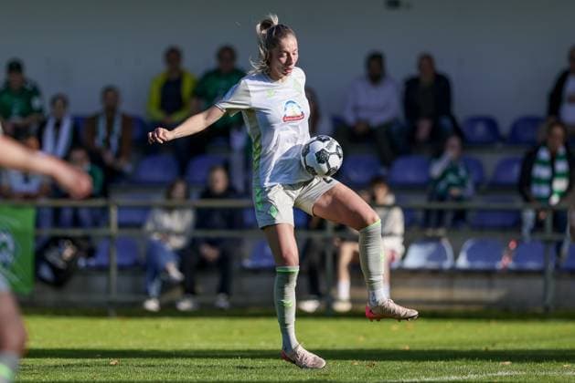 Sharon Beck (SV Werder Bremen, 27) am Ball, Einzelbild, Ganzkörper, Aktion, Action, Spielszene, DIE DFB-RICHTLINIEN UNTERSAGEN JEGLICHE NUTZUNG VON FOTOS ALS SEQUENZBILDER UND ODER VIDEOÄHNLICHE FOTOSTRECKEN. DFB REGULATIONS PROHIBIT ANY USE OF PHOTOGRAPHS AS IMAGE SEQUENCES AND OR QUASI-VIDEO., 28.09.2025, Hamburg (Deutschland), Fussball, DFB-Pokal Frauen, SC Victoria Hamburg - SV Werder Bremen xobx