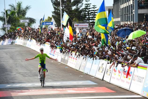 2025 UCI Road World Championships Picture by Simon Wilkinson SWpix.com - 28 09 2025 - Cycling - 2025 UCI Road World Championships - Kigali Convention Centre, Kigali, Rwanda - Men Elite Road Race - Tadej Pogacar (Slovenia) Wins the Men Elite Road Race World Championship, WM, Weltmeisterschaft Copyright: x xSWpix.comx(t axPhotographyxHubxLtd)xSimonxWilkinson SWpix.comx SWP-3030-8893