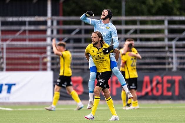 250928 Mjällbys Tom Pettersson and goalkeeper Noel Törnqvist cheer after the football match in Allsvenskan between Brommapojkarna and Mjällby on September 28, 2025 in Stockholm  Copyright: EMMAxWALLSKOG BB250928EW069