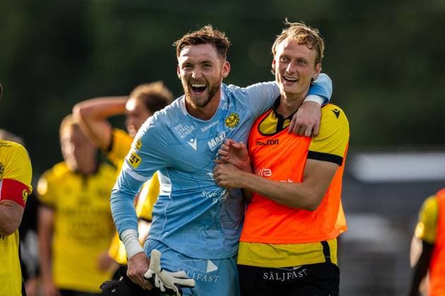 250928 Mjällbys goalkeeper Noel Törnqvist and Alexander Johansson cheer after the football match in Allsvenskan between Brommapojkarna and Mjällby on September 28, 2025 in Stockholm  Copyright: EMMAxWALLSKOG BB250928EW073