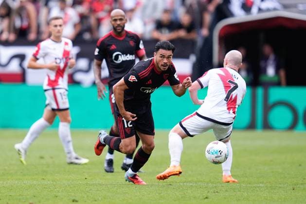 September 28, 2025, Madrid, Madrid, Spain: Gabriel Suazo of Sevilla FC in action during the Spanish League, LaLiga EA Sports, football match played between Rayo Vallecano and Sevilla FC at Estadio de Vallecas on September 28, 2025, in Madrid, Spain. Madrid Spain - ZUMAa181 20250928_zaa_a181_054 Copyright: xDennisxAgyemanx