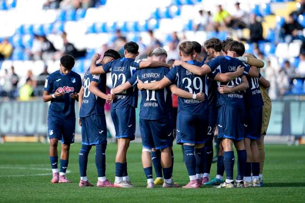 Players of TSG 1899 Hoffenheim II U23 , swear in with a team circle before kick-off, circle, team circle, concentration, camaraderie, speech, motivation, 28 09 2025, Sinsheim Germany , Football, 3 Liga, TSG 1899 Hoffenheim II SSV Ulm 1846, DFB DFL REGULATIONS PROHIBIT ANY USE OF PHOTOGRAPHS AS IMAGE SEQUENCES AND OR QUASI VIDEO xozx