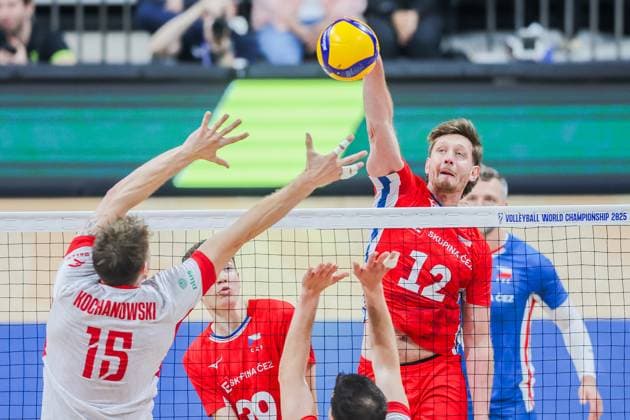 (250928) -- PASAY CITY, Sept. 28, 2025 -- Martin Licek (back) of the Czech Republic spikes the ball during the bronze medal match between Poland and the Czech Republic at the FIVB Men s World Championship, WM, Weltmeisterschaft 2025 in Pasay City, the Philippines, Sept. 28, 2025. ) (SP)PHILIPPINES-PASAY CITY-FIVB MEN S WORLD CHAMPIONSHIP 2025-BRONZE MEDAL MATCH ROUELLExUMALI 