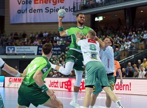 28 09 2025, xovx, Handball Daikin Handball Bundesliga, HSG Wetzlar GWD Minden v l Josip Simic HSG Wetzlar , Philipp Ahouansou HSG Wetzlar , Karolis Antanavicius GWD Minden , Tom Bergner GWD Minden Wetzlar Buderus Arena Hessen Germany EN