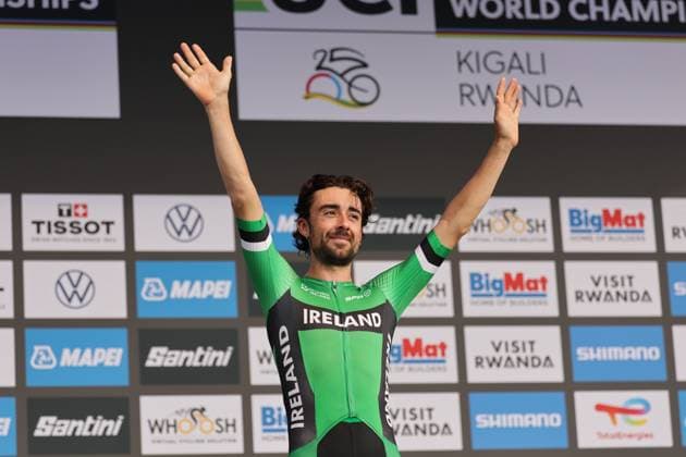 2025 UCI Road World Championships Picture by Alex Whitehead SWpix.com - 28 09 2025 - Cycling - 2025 UCI Road World Championships - Kigali Convention Centre, Kigali, Rwanda - Men Elite Road Race - Ben Healy (Ireland) receiving the Bronze Medal Copyright: x xSWpix.comx(t axPhotographyxHubxLtd)xAlexxWhitehead SWpix.comx SWP-3030-8920